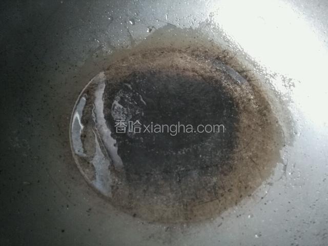 烧热炒锅  倒入适量食用油，