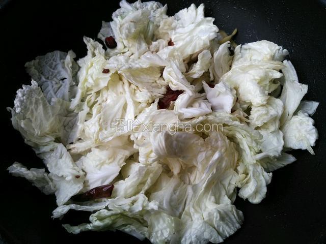 再将嫩白菜叶下锅翻炒，