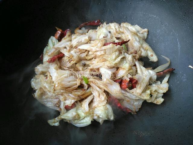 大火烧至白菜叶软熟，撒上少量盐，白糖拌匀关火，烧白菜出锅喽。