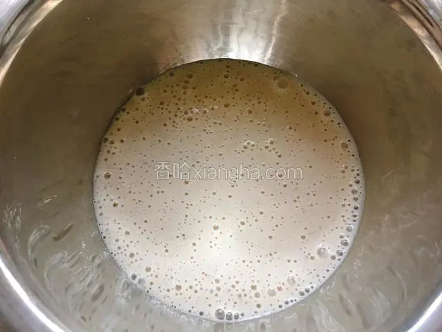 把牛奶香蕉泥倒入盆中。