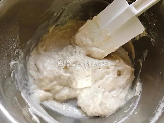 筛入混合好的面粉，搅拌均匀。