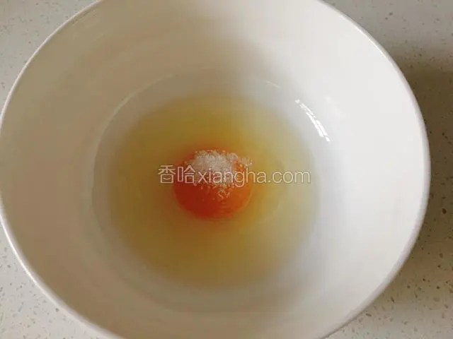 一个鸡蛋放十克砂糖。