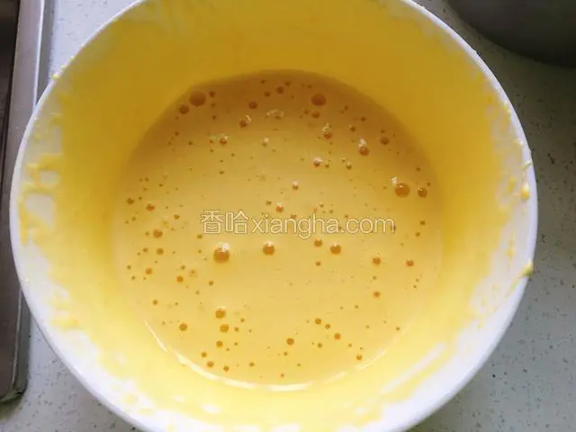 用打蛋器打发至蓬松粘稠，再倒入混合好的香蕉面粉中翻拌均匀。