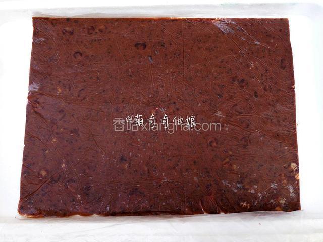 豆沙240g提前放入保鲜袋中，用擀面丈擀成35*25cm的长方形，放入冰箱冷藏定型备用。