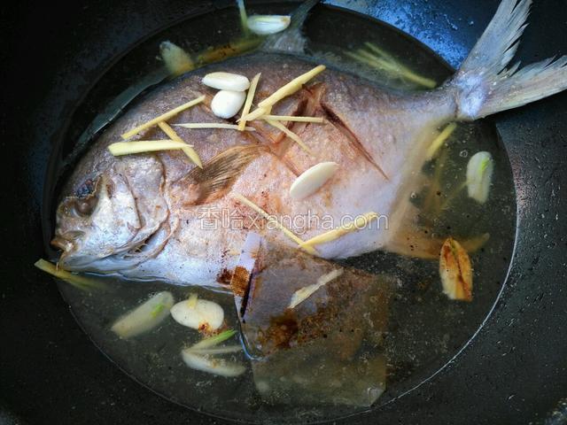 锅中添加适量清水，水量最好抹过鱼身的3/2，调入红烧酱油，料酒，米醋，黄酒，少量盐，炖鱼料，葱段，蒜片大火烧开转小火炖至。（拍这照片时忘记放葱段，之后又放入葱段的）。