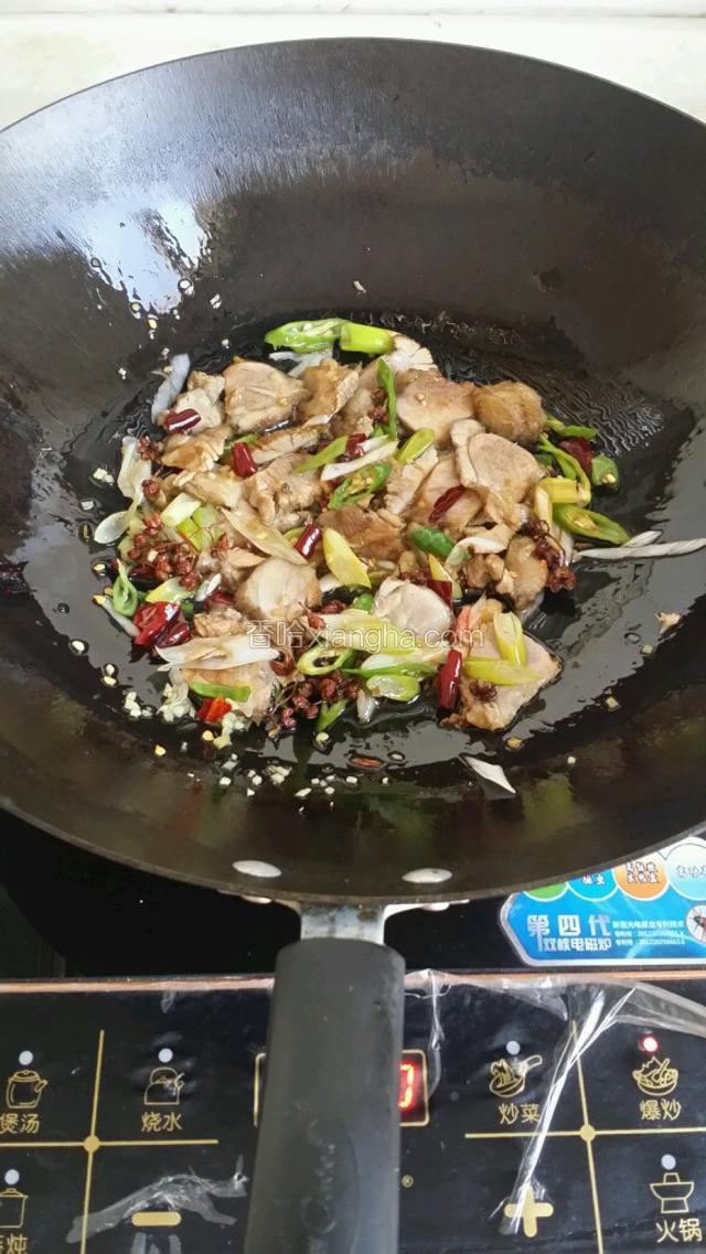 再放熟肉片翻炒一下