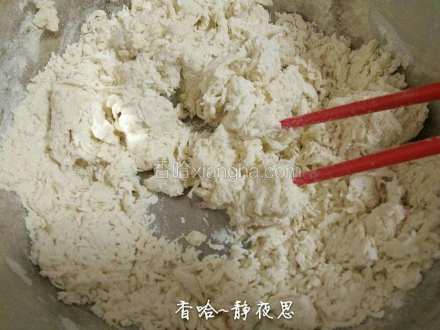 酵母水倒入面粉中，用筷子搅拌成絮（我用了150克温水化酵母，面粉吸水量不同，水量仅供参考，如果揉面过程中感觉干，可用手沾水揉，不可再倒水加入）