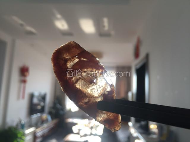 食用时放入蒸锅，水开后蒸20分钟，就熟了，看一下切片后拍的照片，很透明哦。