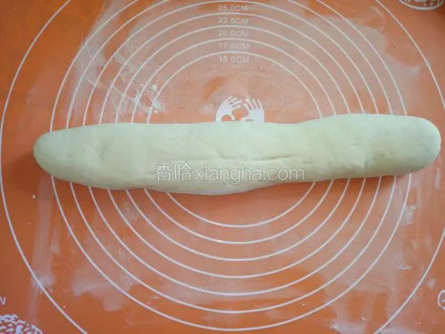 将面团搓成粗长条。