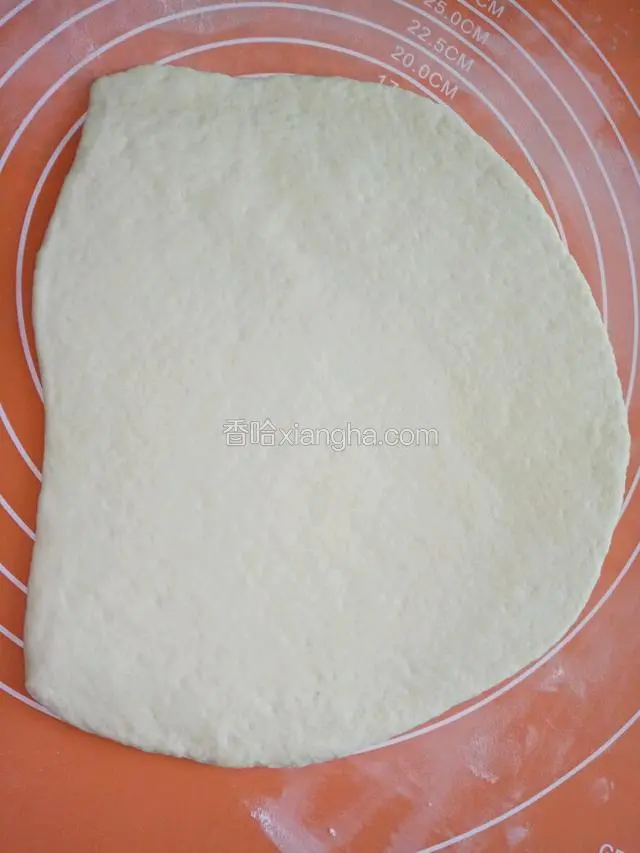 用擀面杖擀成约1厘米厚的饼状。