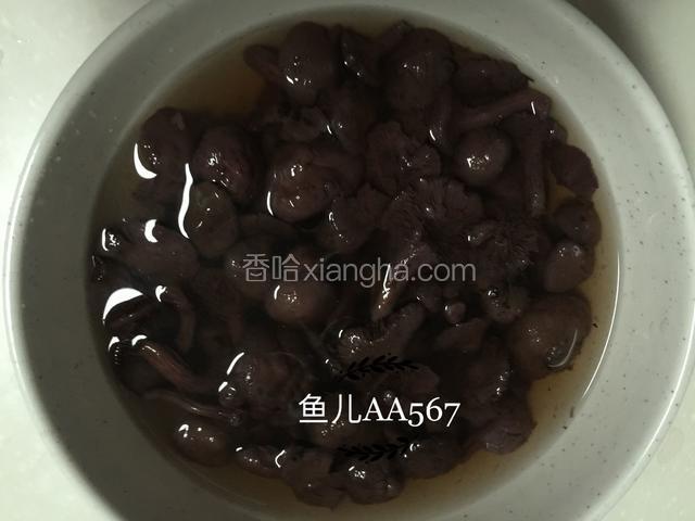 洗净后用清水浸泡3小时。