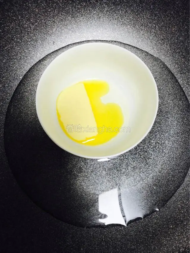 首先隔水融化黄油