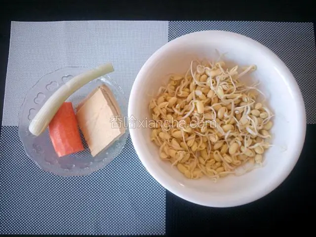 准备主要食材：大葱、胡萝卜、豆腐干、黄豆芽。