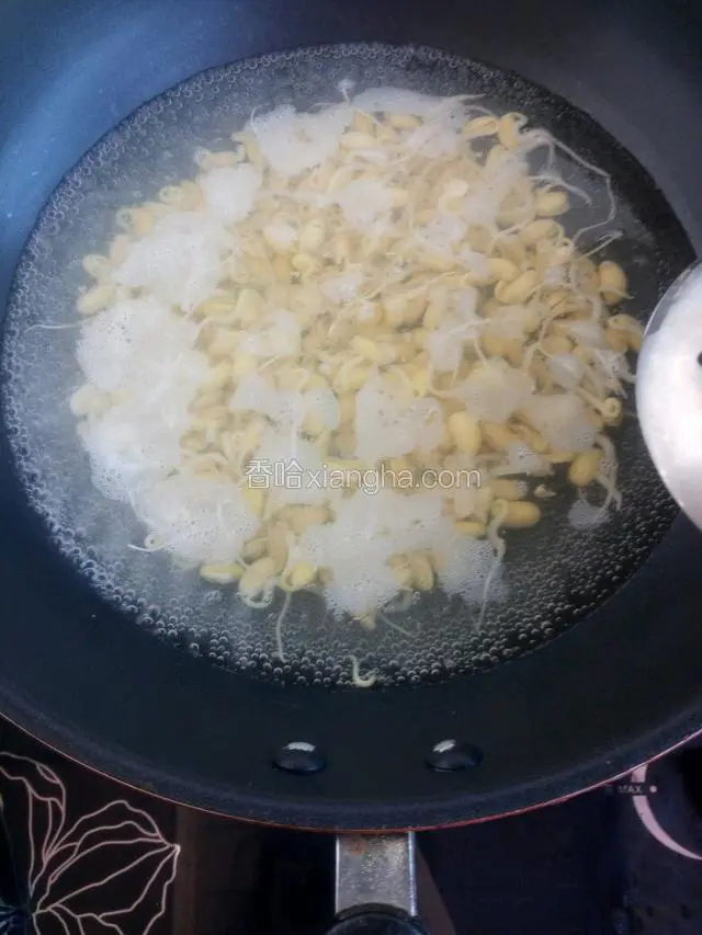 水烧开后放入黄豆芽焯水大约5分钟。