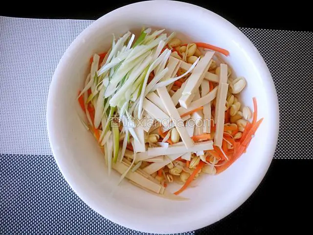 放入之前切好的豆腐干 葱丝。