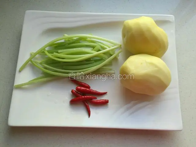 土豆去皮，小芹菜去叶清洗干净，小米椒也清洗干净。