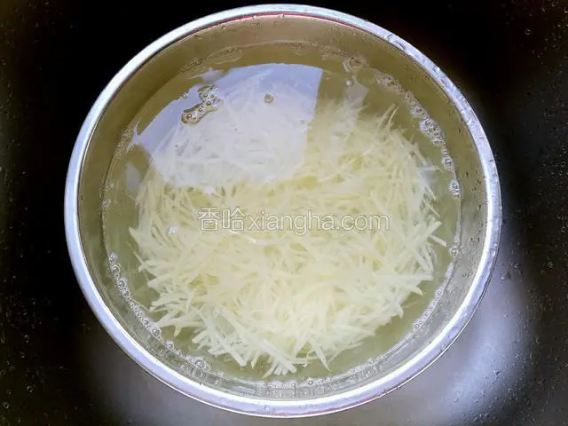 然后放在清水中清洗干净。