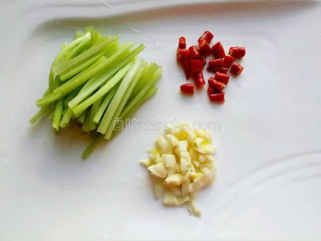 小芹菜切成断,大蒜切碎，小米椒也切碎备用。