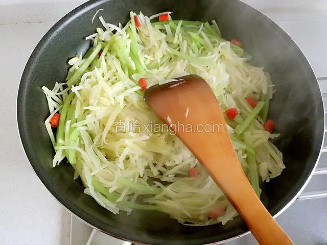 大火炒至断生。