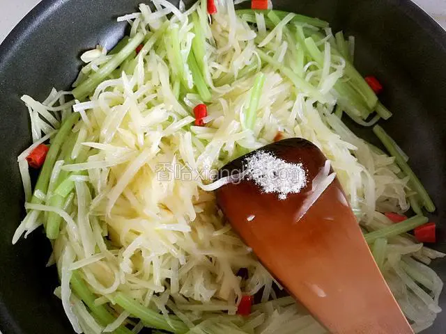 出锅前，放一点鸡精和芝麻油，翻炒均匀即可。