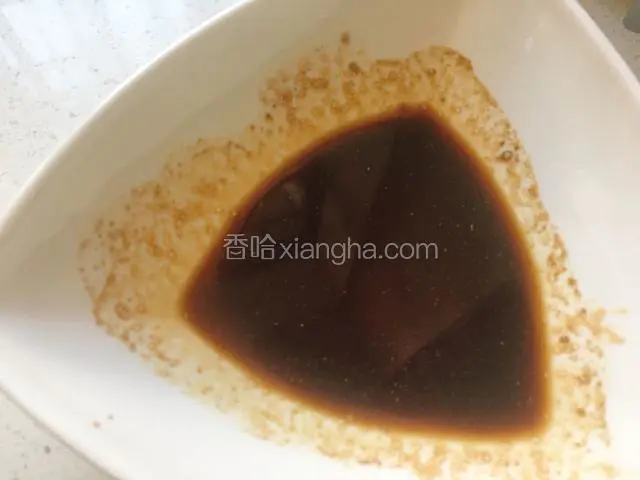 准备调料，生抽，白糖和一点点盐。