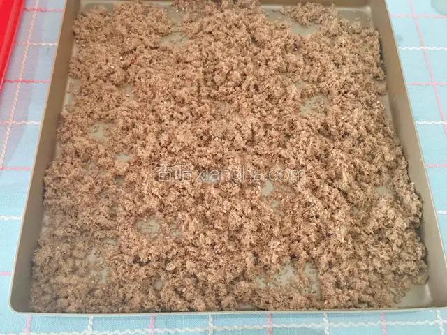 放到干燥的容器里摊开晾凉。
