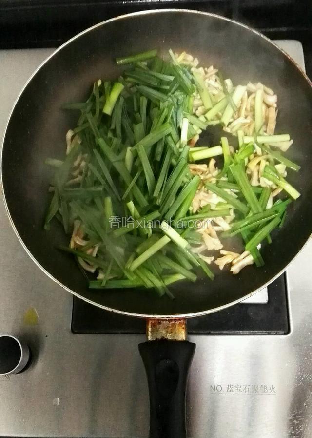 炒到香菇梗有香味时再放入大蒜叶翻炒