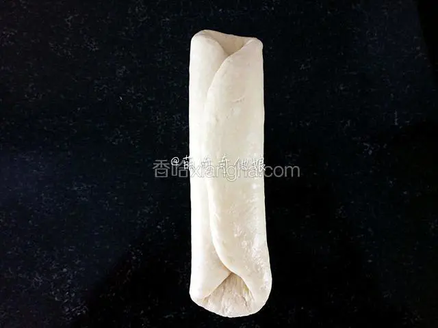 翻面，分别将左边和右边像中间1/3处折叠，如图。