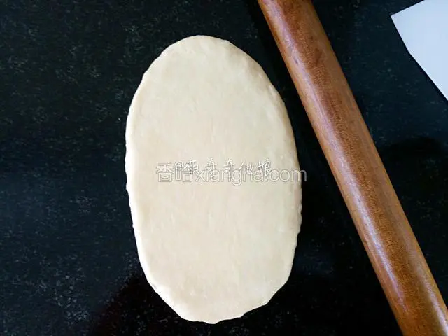 擀开成椭圆形。