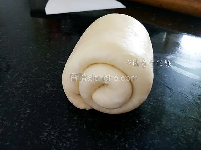 压薄底边，由上至下卷起来。