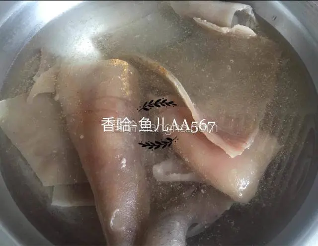 炒锅放凉水，加入花椒粉和料酒，下猪皮再次焯三分钟。