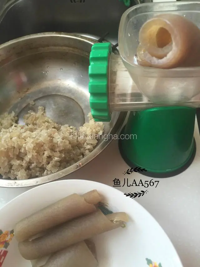 挑出没有猪毛的肉皮，用绞肉机绞碎。