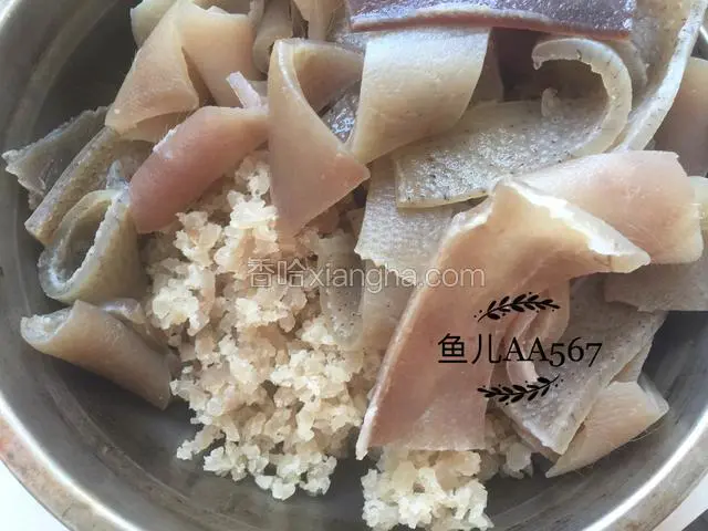 有猪毛的肉皮切大块，和碎猪皮放一个盆中。