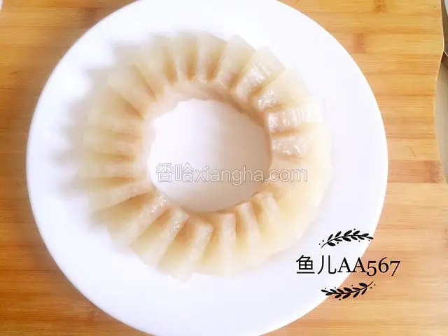 在盘中摆出自己喜欢的图案。