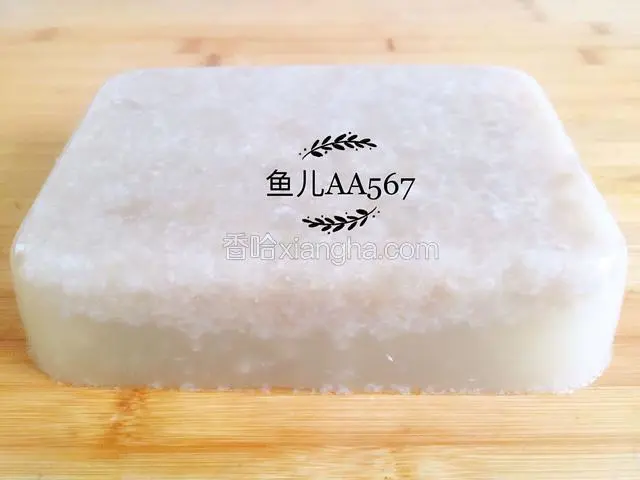 用刀在容器的四周轻轻划一下，就把皮冻取出来了，准备切片。