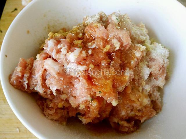 剁好的肉馅放入碗中，加食用油，盐，味精，胡椒粉，生抽，料酒，等拌匀