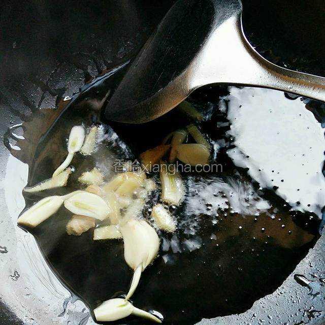 锅中放油，爆香姜蒜