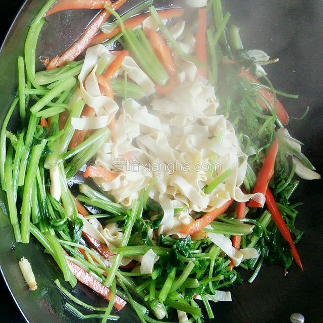 再倒入芹菜丝翻炒