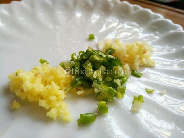 葱姜蒜切末。