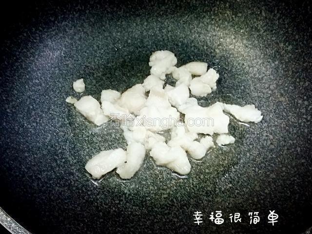 锅中倒入适量调和油加入肥肉熬出荤油。