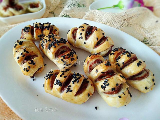 烤好的酥饼直接取出晾凉装盘即可。