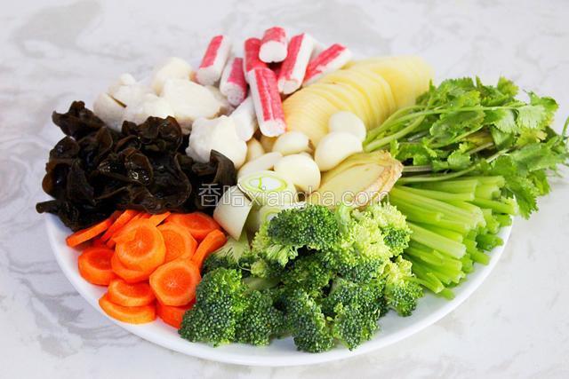 准备食材：胡萝卜、土豆切片，木耳泡好，鱼丸对切，蟹棒切段，西兰花切小朵，芹菜、香菜切段，葱切段，姜切片，蒜瓣不用切剥好即可