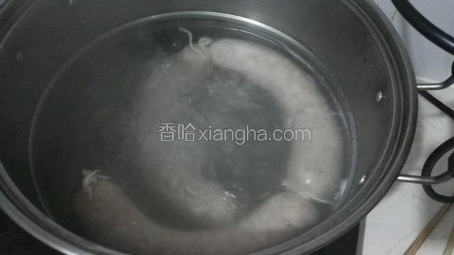 锅中烧水，将做好的肠放入锅中煮20分钟，捞出