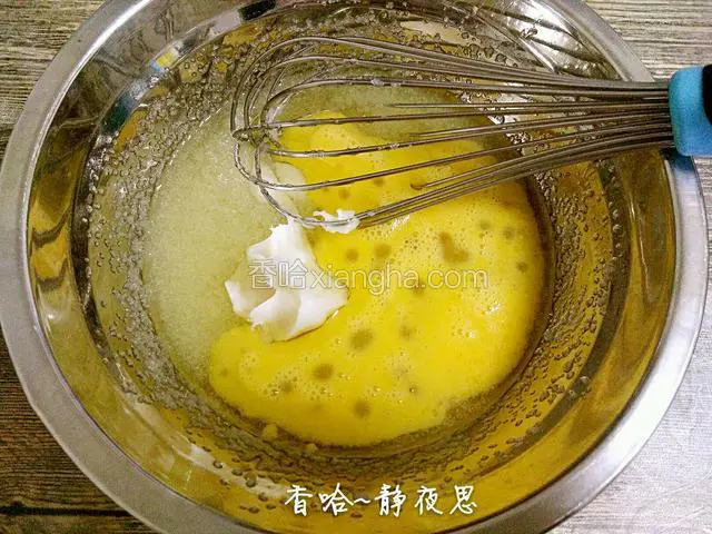 加入猪油和鸡蛋液，搅拌均匀至完全融合（鸡蛋液可以留一点点下来，最后刷表面用）