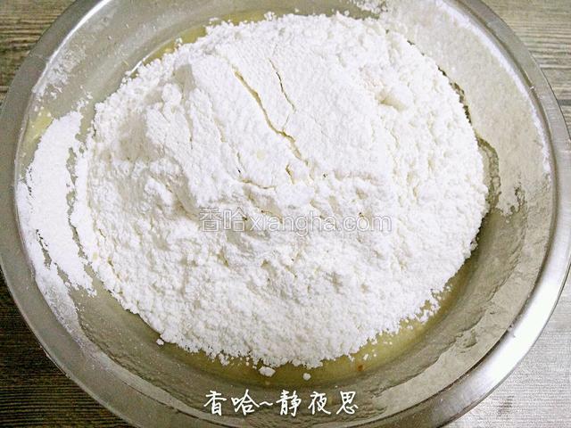 最后筛入泡打粉，苏打粉和低筋面粉混合