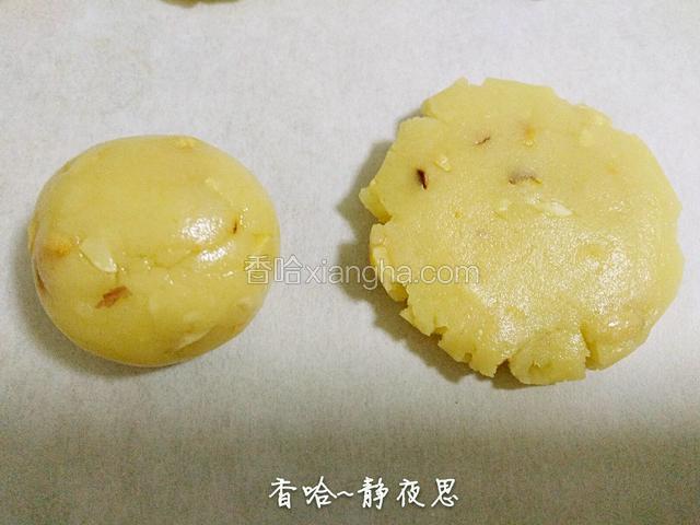 烤盘铺上吸油纸或锡纸，取适量面团做成圆球形，再压扁成饼状即可