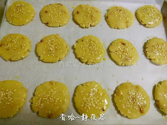 刷上蛋液，撒上适量芝麻