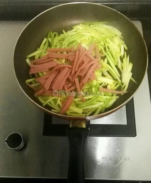 炒制两分钟后，加入盐和香肠翻炒