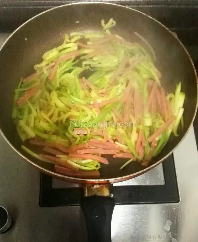 再炒两分钟，洒入鸡精调味，翻炒均匀