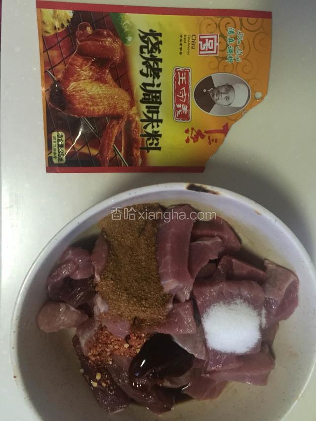 切好的牛肉块和调料一起放碗中。